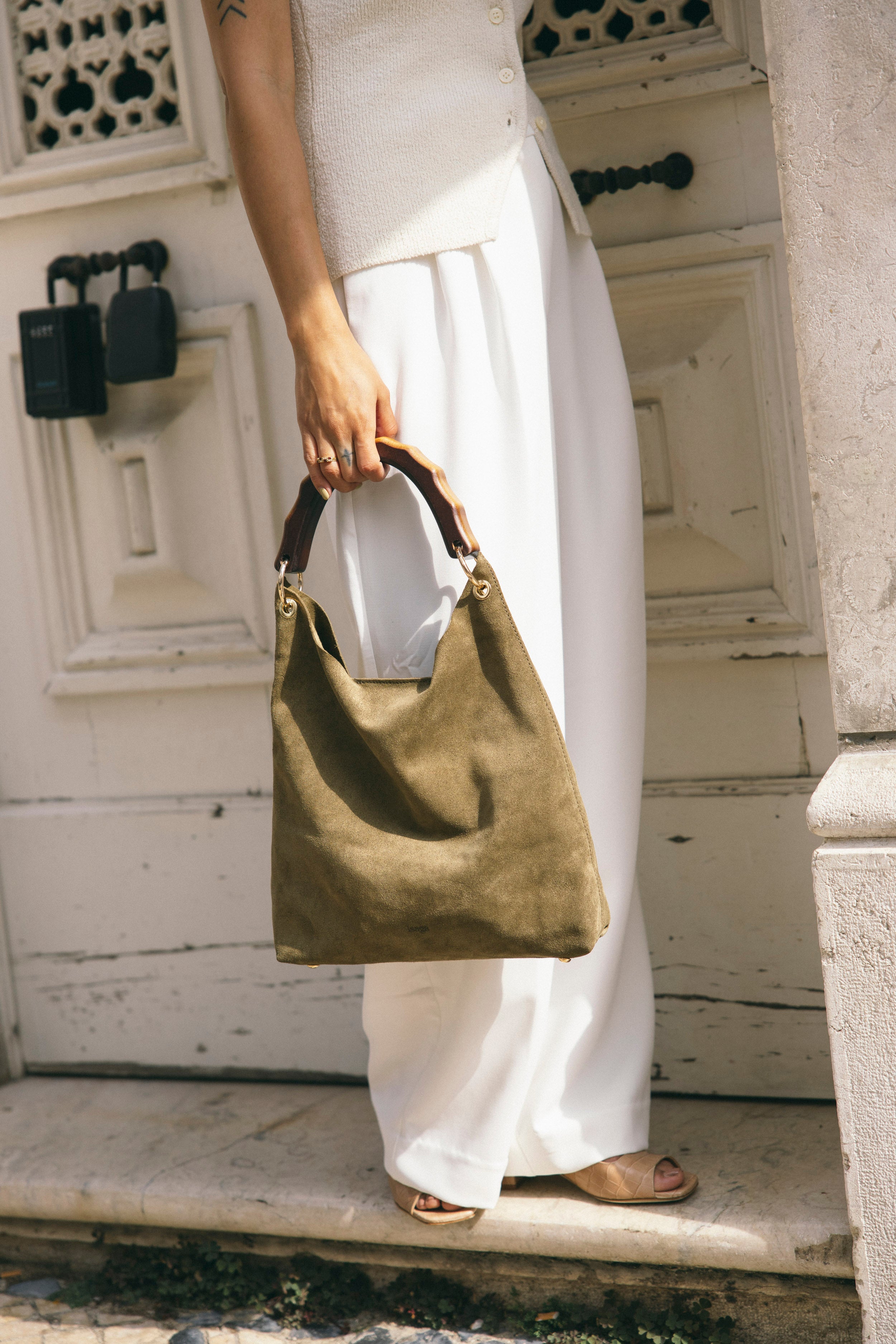 VITÓRIA CAMEL SUEDE HANDBAG