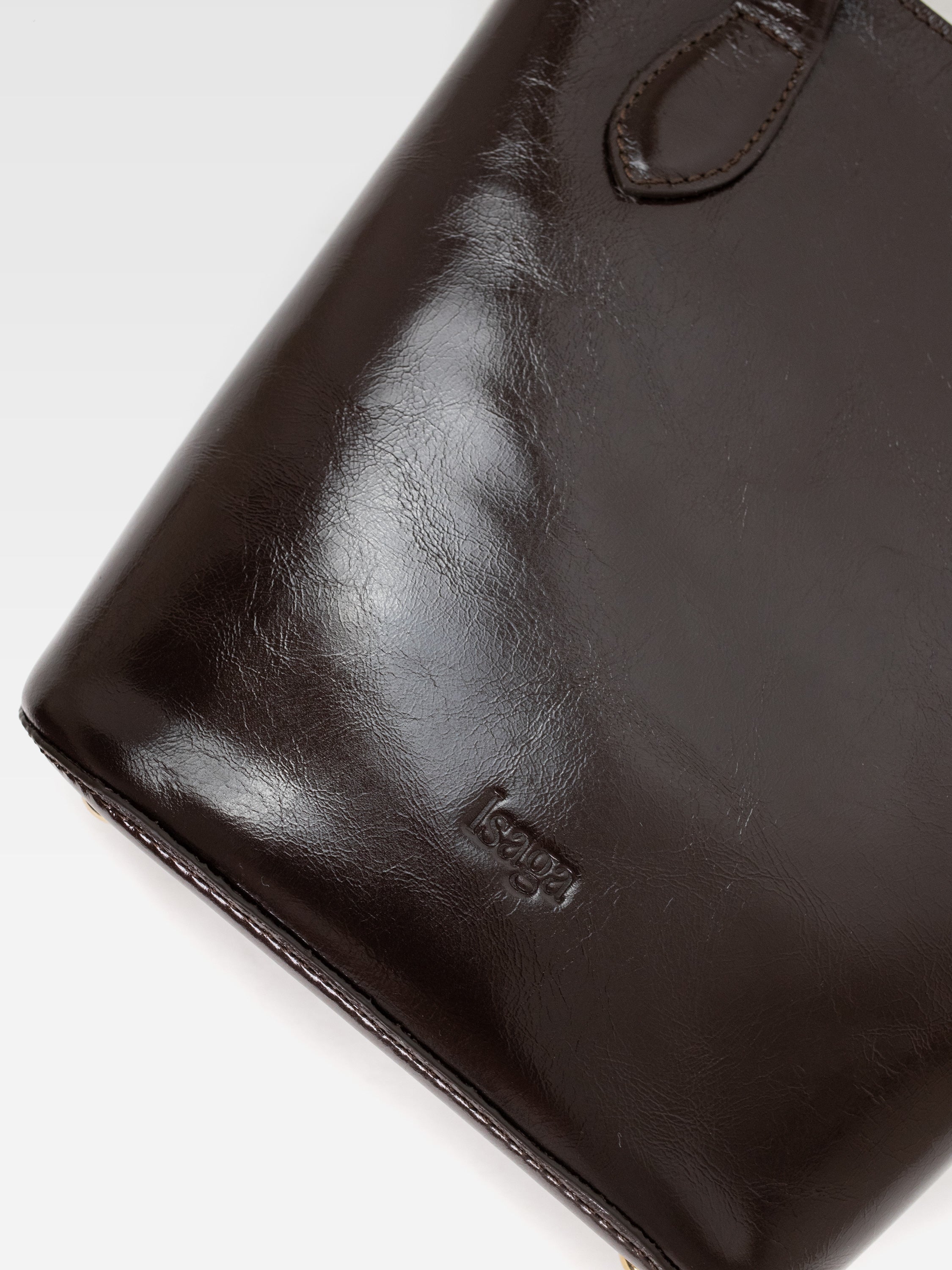 Augusta castanho chocolate- Mala em pele de senhora feita à mão em Portugal | vista de cima, pormenor pele