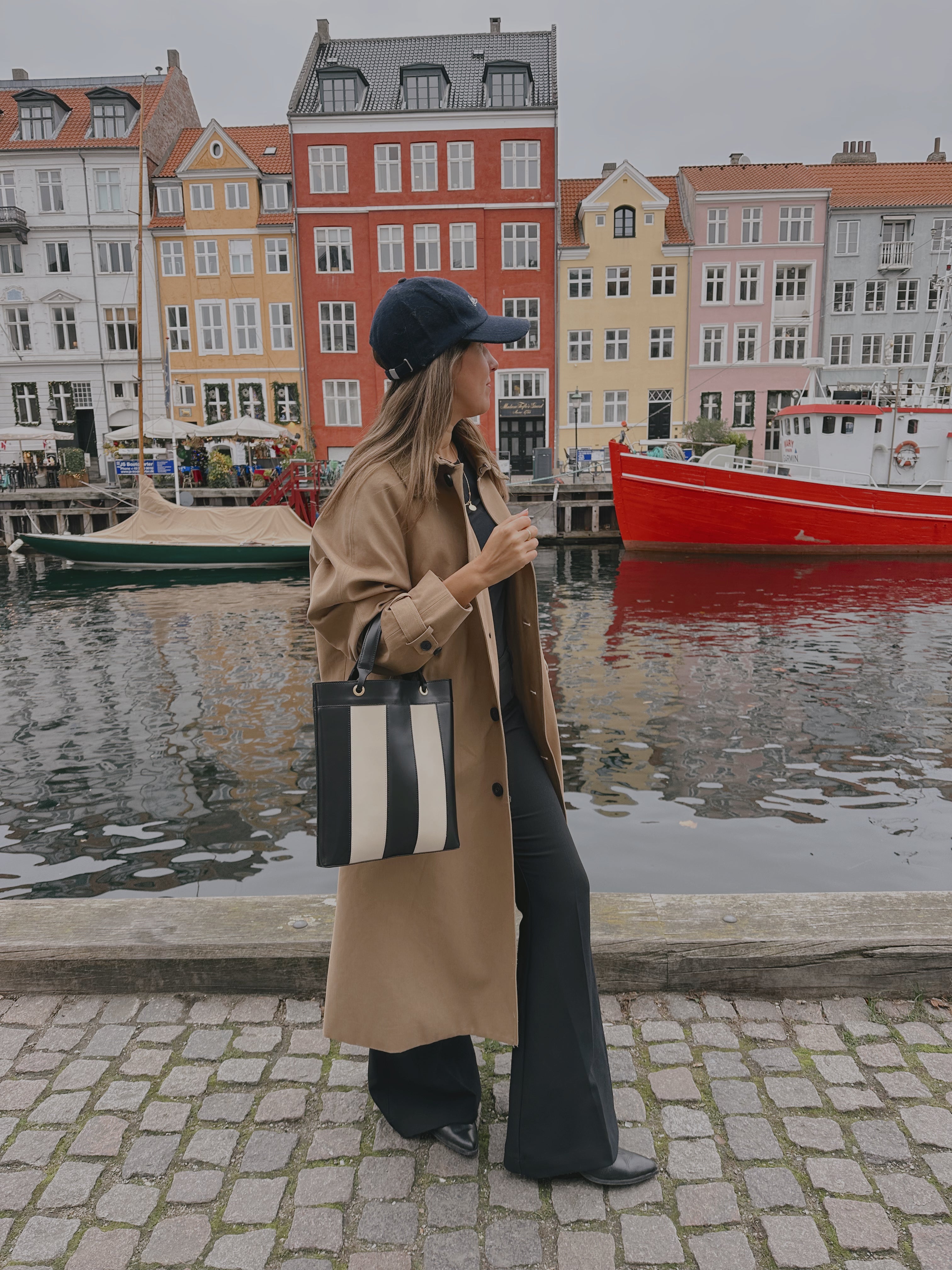 Gisella Preta e branca - Mala de mão pele feita à mão em Portugal - Mala bi-color Preto e Branco | foto de modelo Margarida
