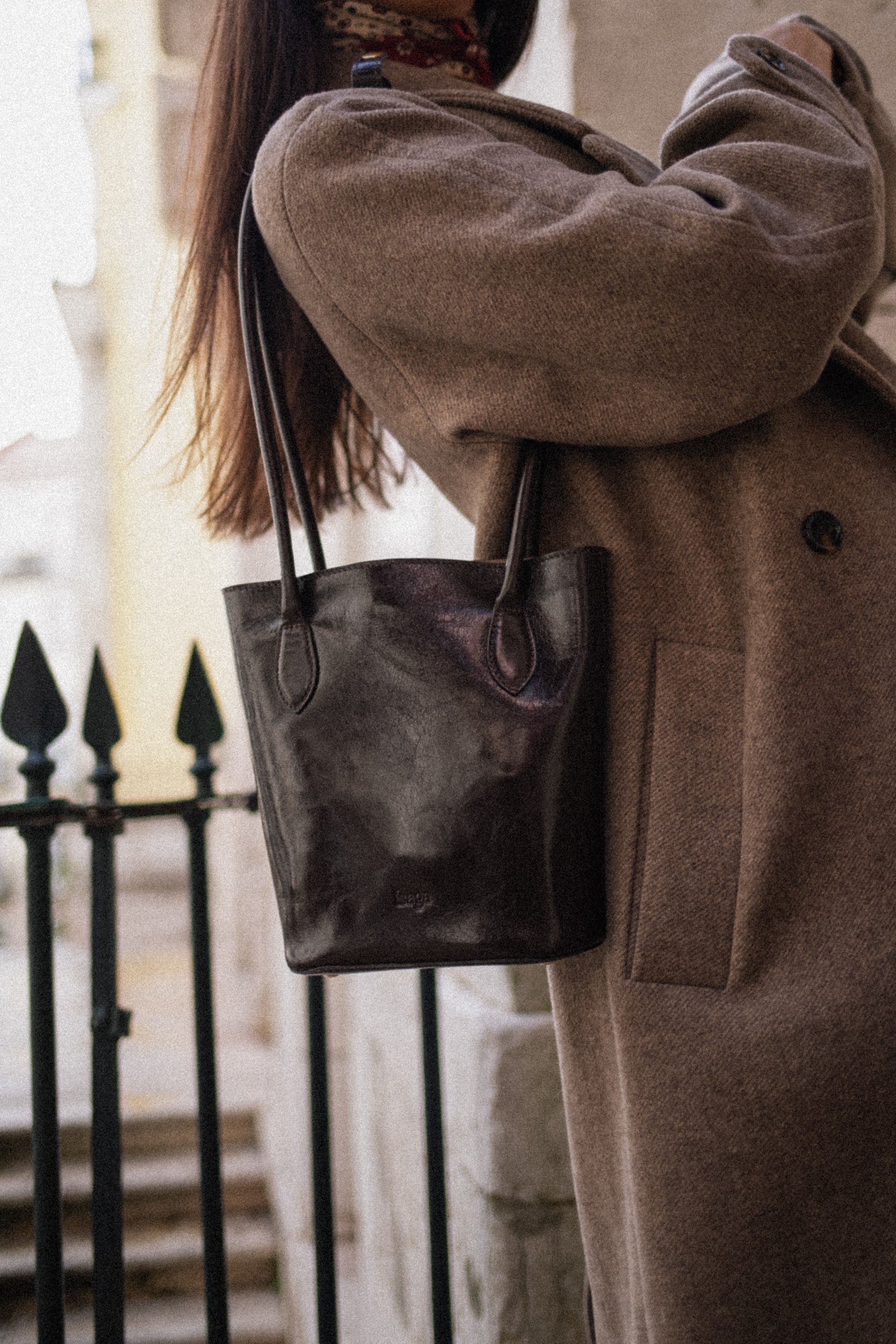Augusta castanho chocolate- Mala em pele de senhora feita à mão em Portugal | foto modelo